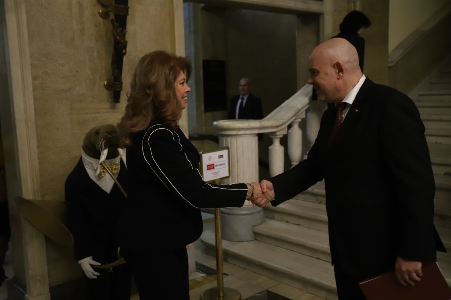 Илияна Йотова: Вирусът на омразата е готов да мутира при всяка социална и обществена криза