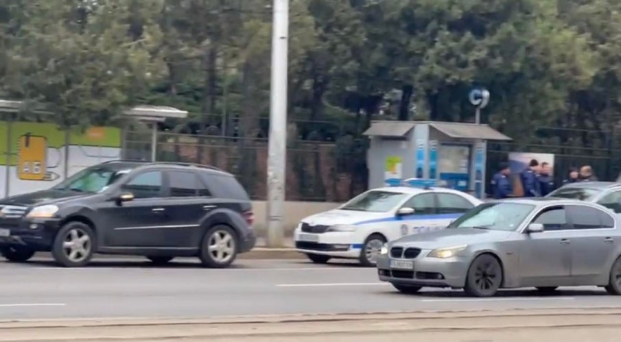 ПЪРВО В ПИК TV! Нещо се случва пред Румънското посолство в София - полицаи вадят хора от колите (ВИДЕО)