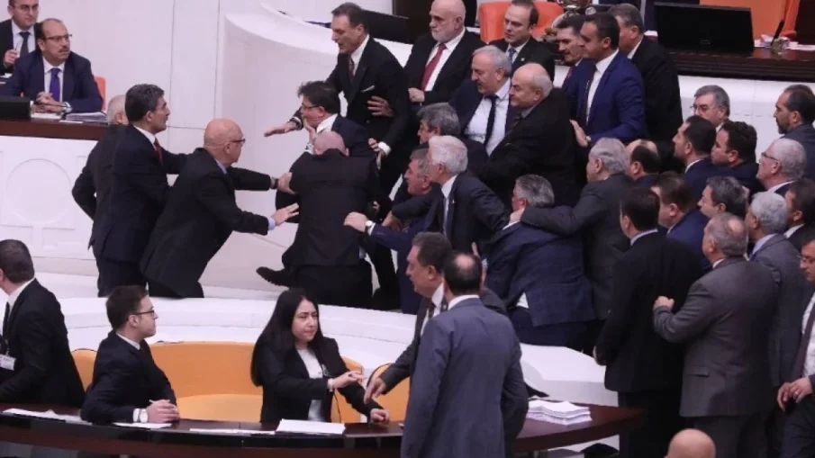 Бой в парламента прати турски депутат в интензивното