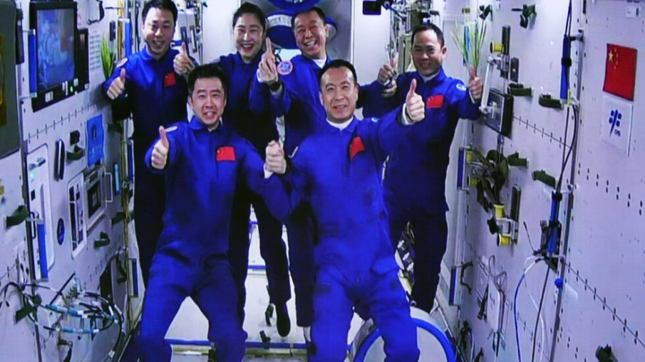 Китайските тайконавти се ротираха в орбита