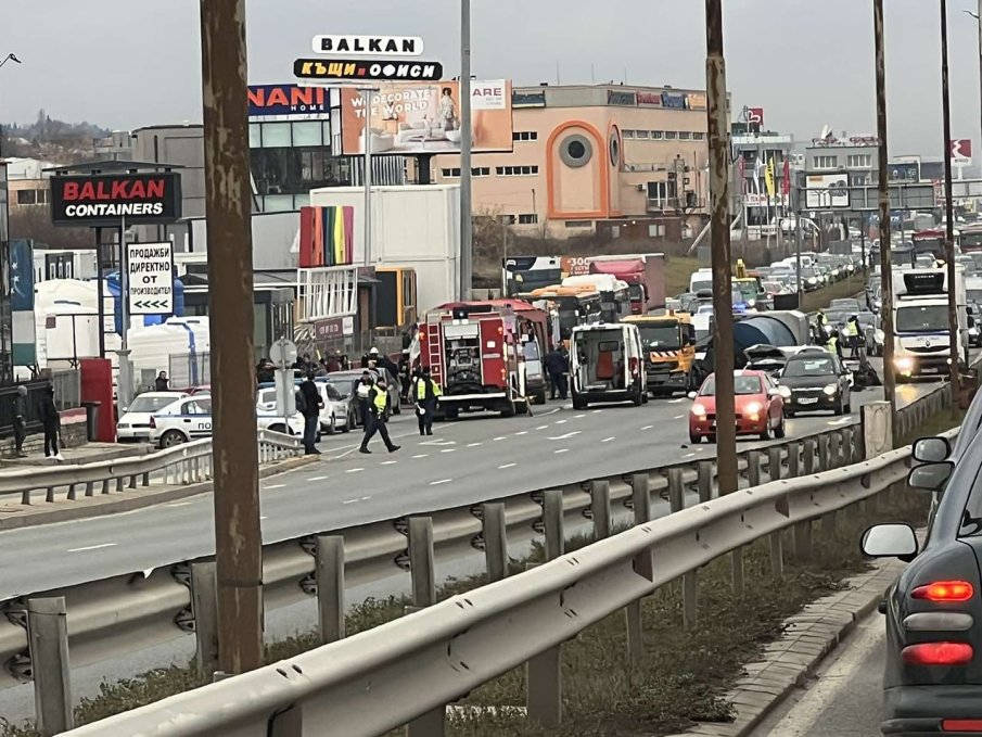 Петима души са пострадали при верижната катастрофа на Околовръстното в София