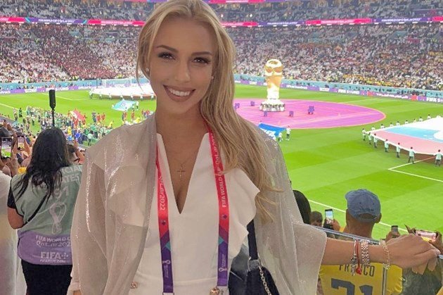 Моника стана Мис Футболно коте