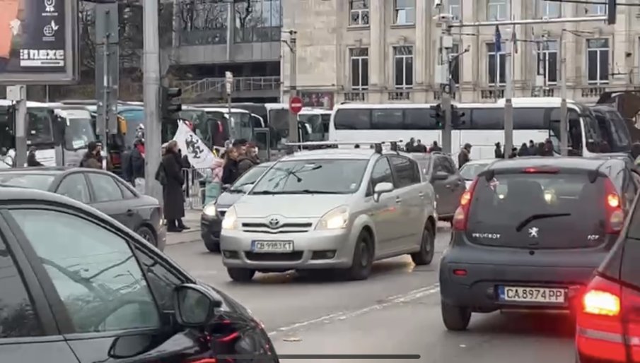 САМО В ПИК! КОШМАРИ В СОФИЯ заради протест на Възраждане. Запушени кръстовища и булеварди, десетки катастрофи, шофьорите въртят като луди и псуват Копейкин (ВИДЕО)
