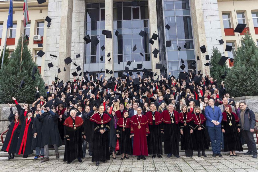 УХТ изпрати 468 абсолвенти, сред тях 92-ма отличници