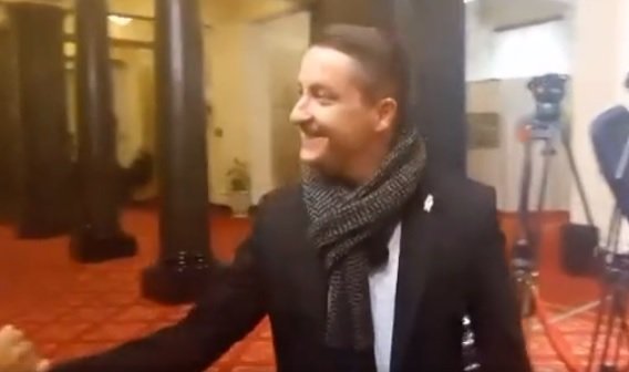 ЧАКАНЕТО СВЪРШИ! Явор Божанков се завърна в парламента - първи го посрещна депутат на Промяната (ВИДЕО)