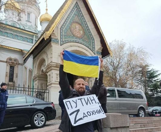 Протестиращи освиркаха Антоний и Митрофанова пред руската църква в София, митрополитът им показа с пръст, че са ненормални (СНИМКИ)