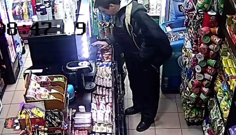 БРУТАЛНА СЕЛЯНИЯ: Мъж отврати собствениците на магазин във Враца с гнусна постъпка (ВИДЕО)