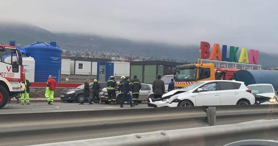 МЕЛЕ: Верижна катастрофа с 10 коли и два тира блокира Околовръстното в София (СНИМКИ)