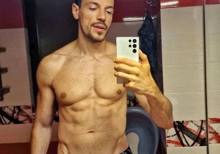 ПОБЪРКА ЛИ СЕ! Дани Петканов обикаля и търси жени из цяла София