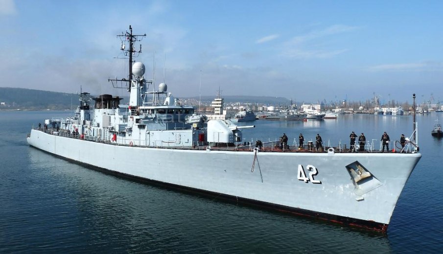 Фрегата Верни акостира преди Никулден на Морската гара в Бургас
