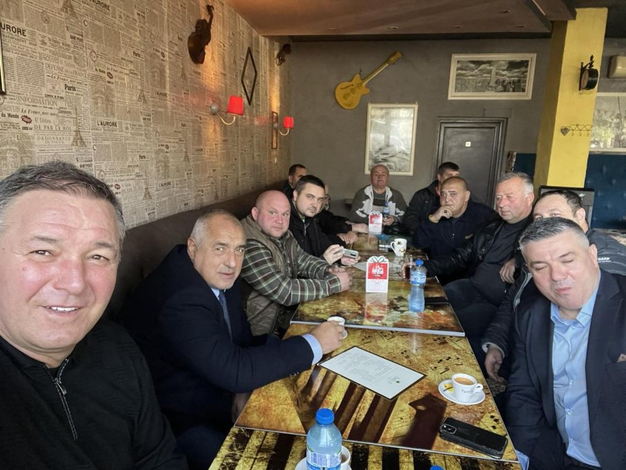 НЕПРИНУДЕНА СРЕЩА: Бойко Борисов на съботно кафе в Исперих (СНИМКИ)