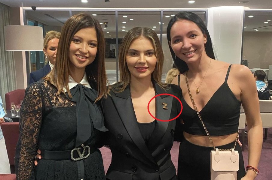 Алина Кабаева разбуни духовете с брошка Z (СНИМКА)