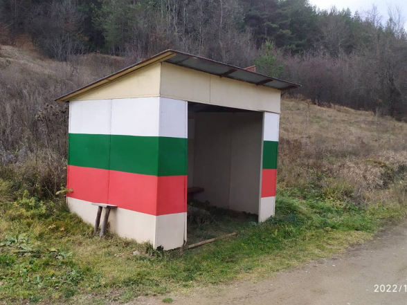 Трънско село се събуди с украсени спирки