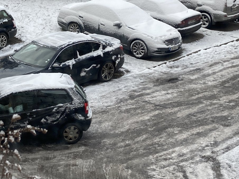 МВР към шофьорите: Пътните настилки са мокри