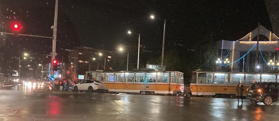 ПЪРВО В ПИК TV: Верижно меле при Румънското посолство в София - кола излетя на трамвайните релси (ВИДЕО)