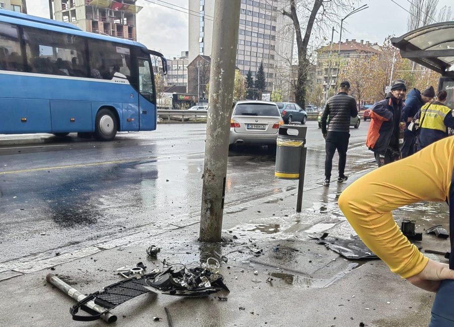 ЛАМАРИНИ: Кола се заби в стълб близо до спирка в София (СНИМКИ)