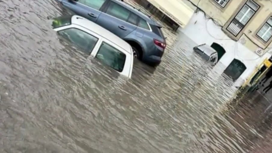 Проливни дъждове наводниха Лисабон, взеха жертва