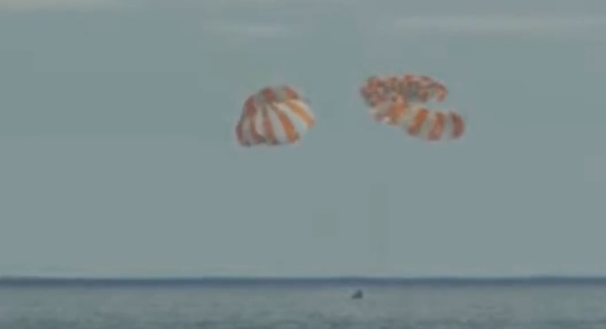 Капсулата „Орион” се приводни в Тихия океан след полет до Луната