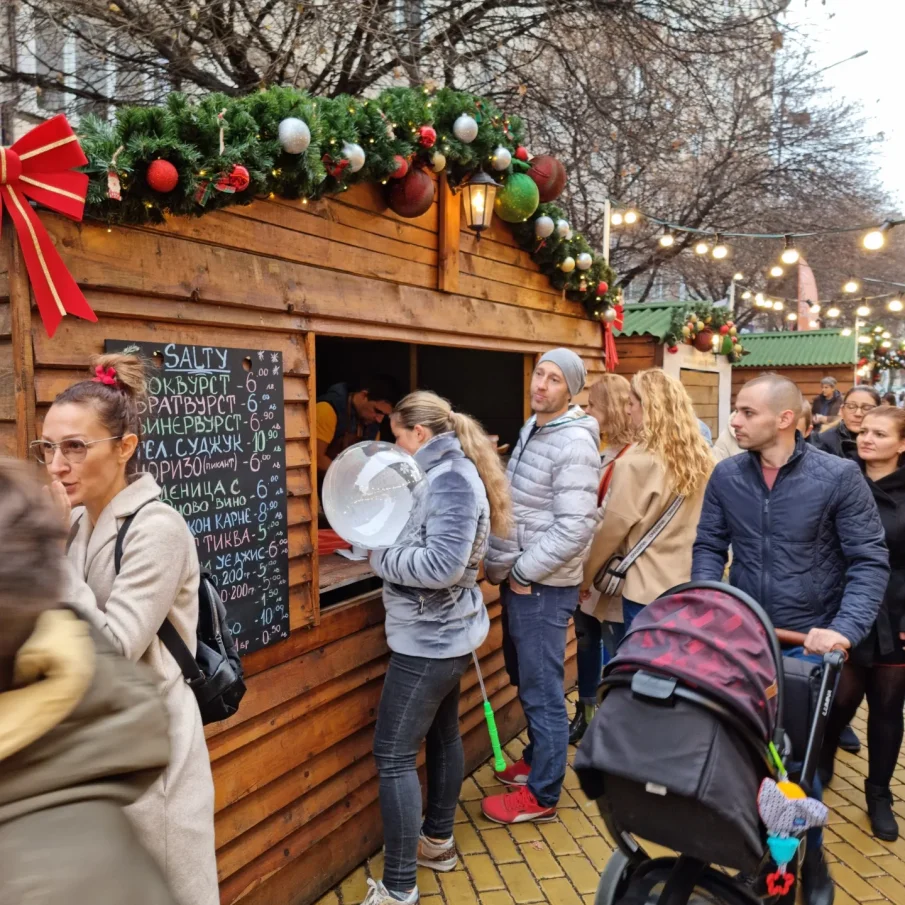 Истински фурор предизвика коледният базар на ул. “Съборна“ в София (СНИМКИ)