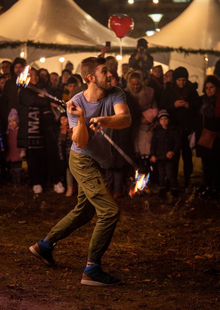 Огнено шоу откри коледния базар София в парк „Възраждане” (СНИМКИ)