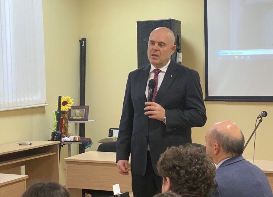 Главният прокурор Иван Гешев пред ученици в Сандански: Не губете ентусиазма и идеалите си, можете да промените страната (ВИДЕО)