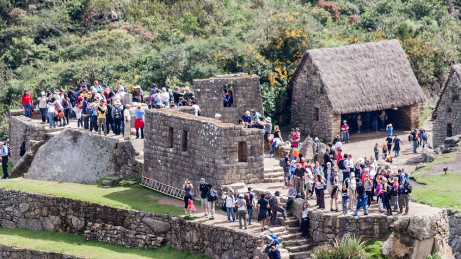 Започна евакуацията на туристи, блокирани на Мачу Пикчу заради протестите, обхванали Перу