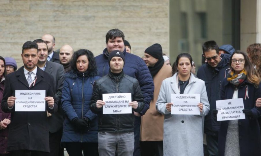 Служители на МВнР на протест, искат среща с премиера