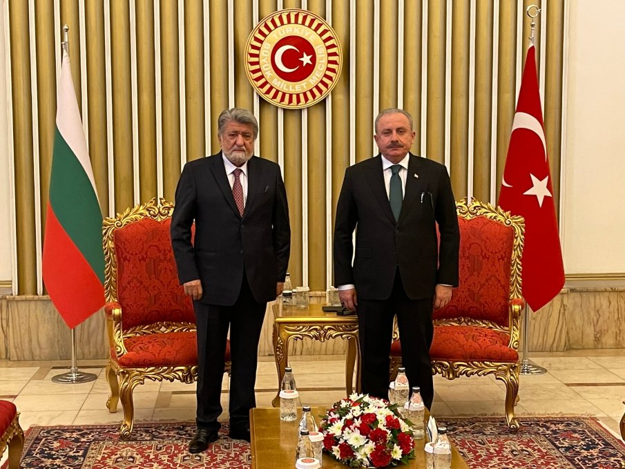 Вежди Рашидов провежда важна среща с председателя на турския парламент (СНИМКИ)