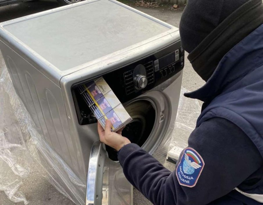Митничари задържаха над 5000 кутии с цигари, укрити в перални машини