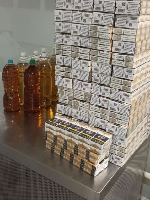 Мъж опита да излети за Лондон с 20 литра наливна ракия и над 1000 кутии цигари