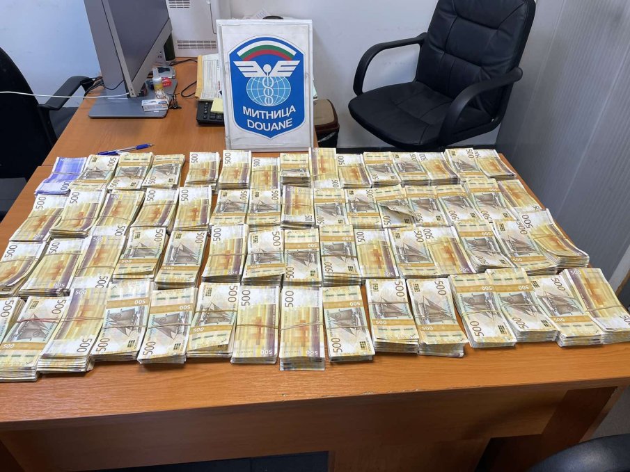 Недекларирана валута за над 1 милион лева откриха митничарите на Капитан Андреево (ВИДЕО)