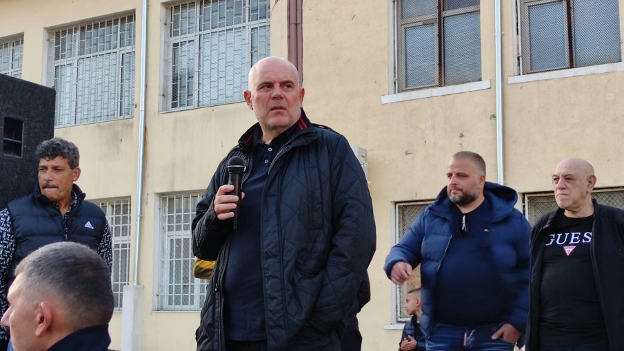 Гешев става на 52 днес, празнува на трудовия си пост