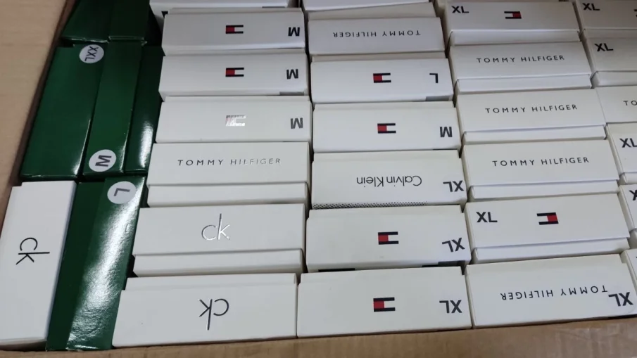 Иззеха огромно количество менте маркови дрехи