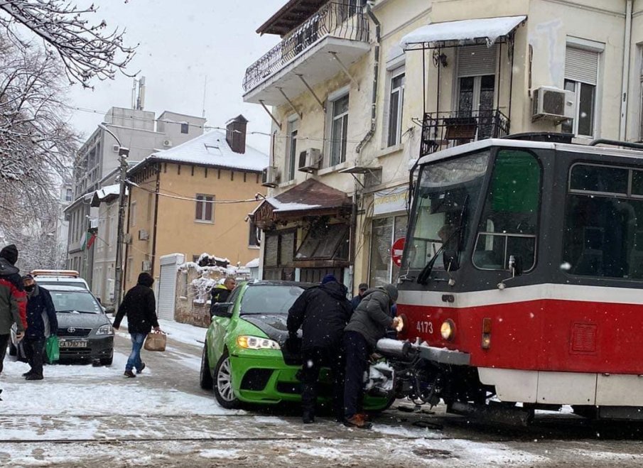 Трамвай и кола се удариха в София