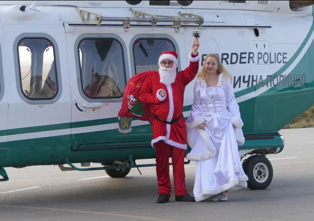 Дядо Коледа пристигна в София с хеликоптер на Гранична полиция
