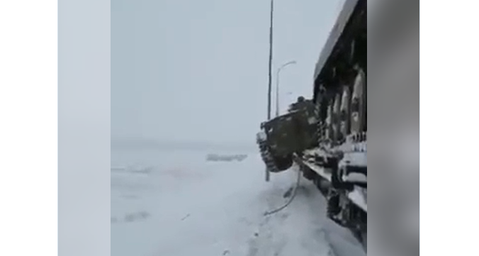 РЕЗИЛ: Бойни машини от Русия изпадат от влака (ВИДЕО)
