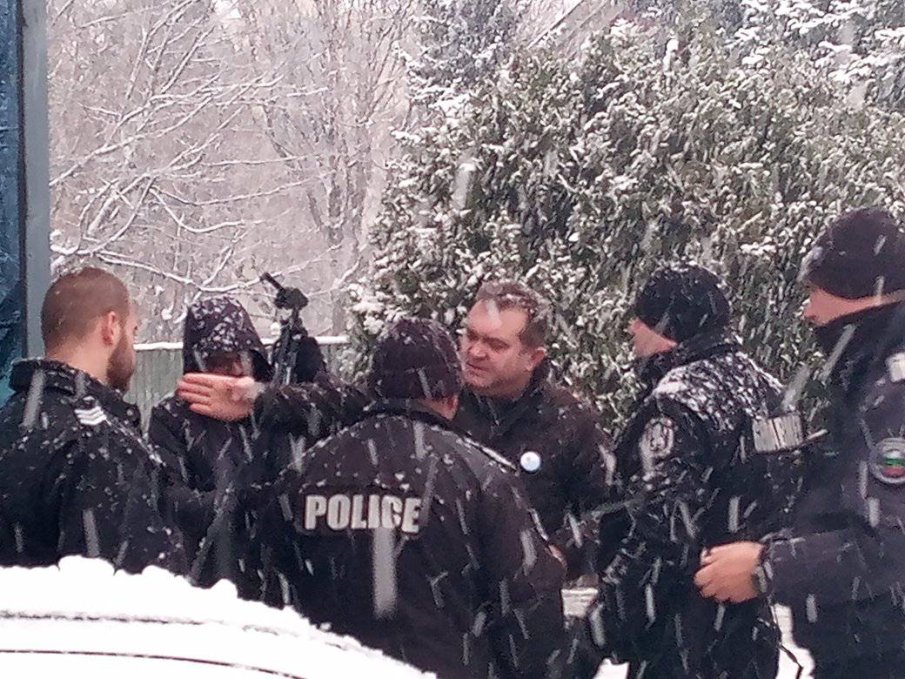 ЕКШЪН ПРЕД ПАРЛАМЕНТА: Гошо Боеца и двама негови авери протестират - стигна се до напрежение с полицията (СНИМКИ)