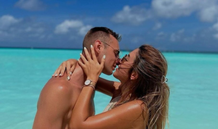 Халф на ЦСКА заведе гаджето си на Малдивите