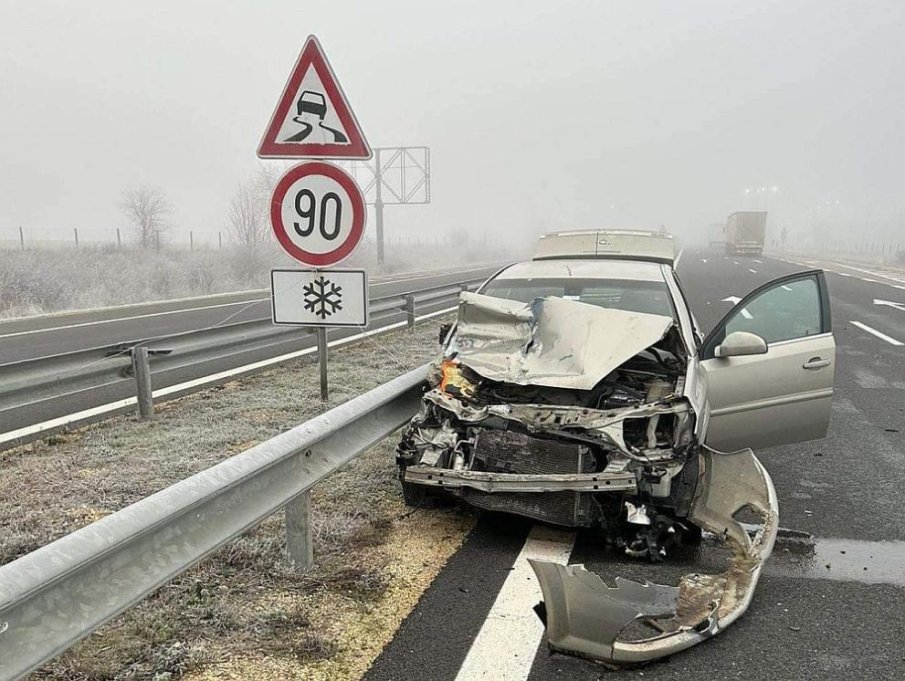 Шофьор е в болница след челен удар в камион до Пловдив