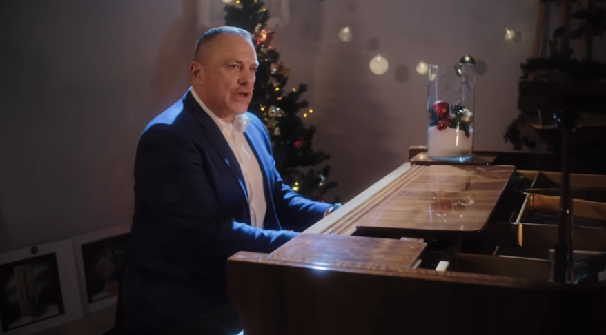 СКАНДАЛ В БИ ТИ ВИ: Колеги на Юксел Кадриев се гаврят със сексуалната му ориентация