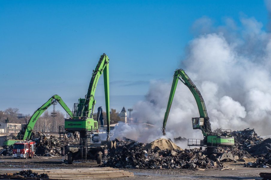 Пожар избухна на пристанището в Бургас
