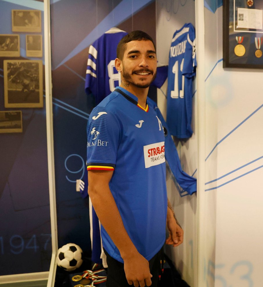 ПРОФЕСИОНАЛИСТ: Уелтън върти обиколки на стадион в Бразилия