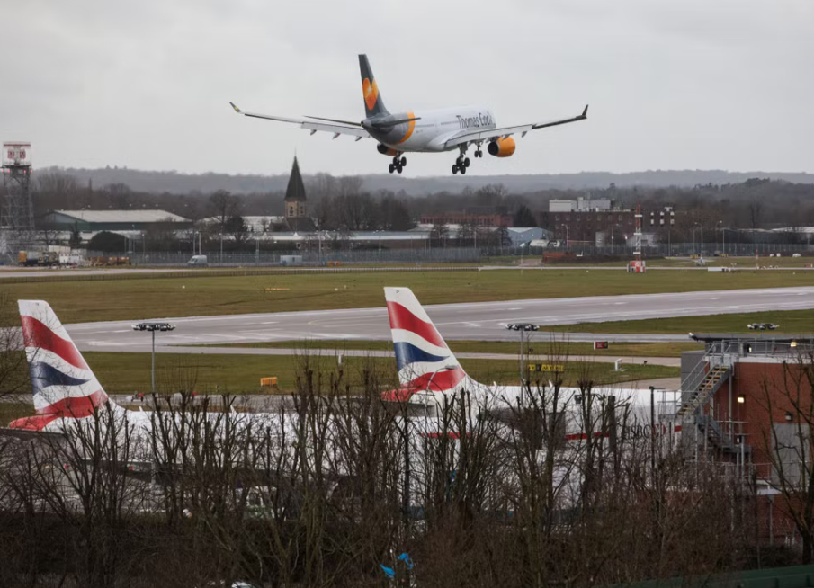 Откриха тяло на мъж в шасито на самолет