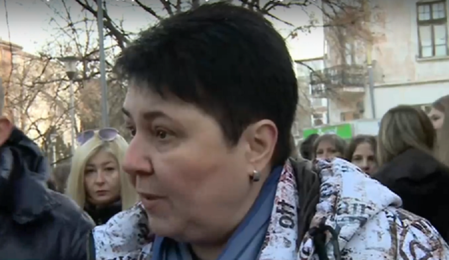 Учители от училище в Дупница на плаца вместо в класните стаи заради конфликт с директорката