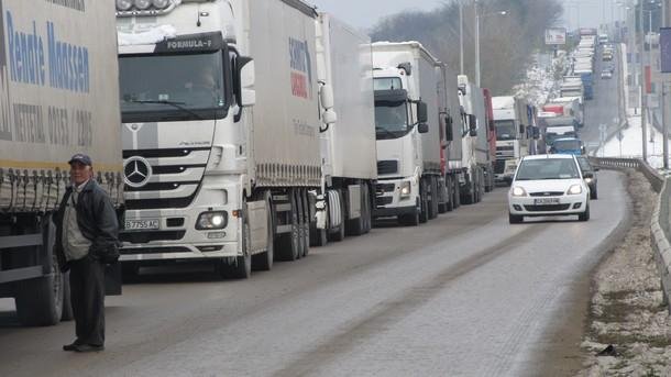 Огромна опашка от над 300 камиона затрудни движението през ГКПП „Кардам“