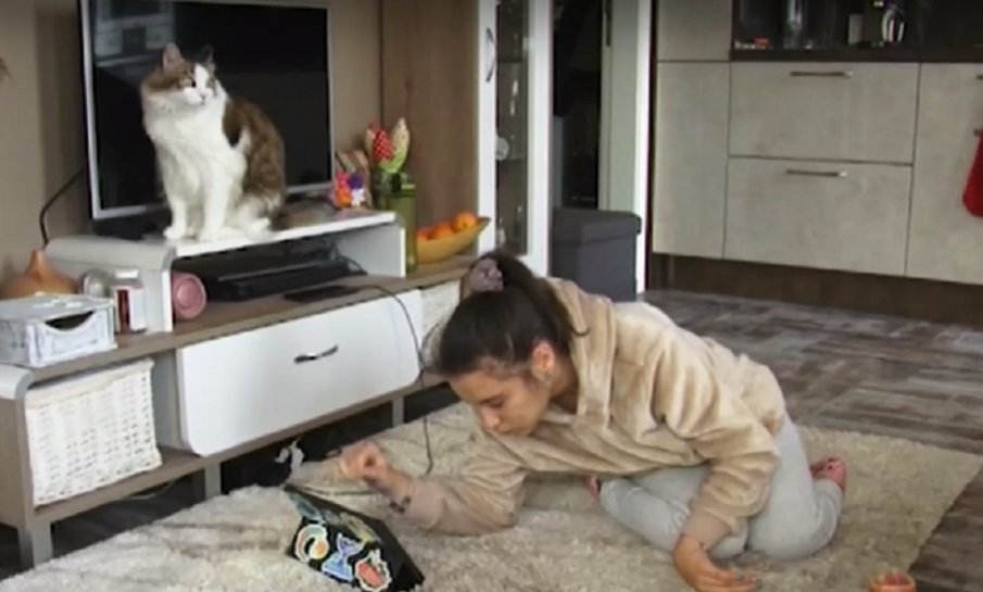 СКАНДАЛНО РЕШЕНИЕ: 16-годишно момиче с церебрална парализа остана без пенсия и личен асистент