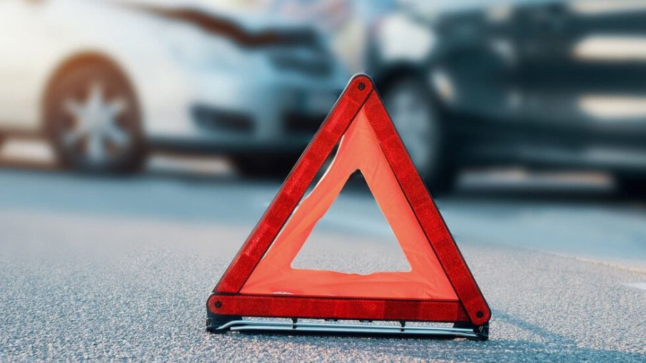 Шофьорка се блъсна в паркиран автомобил в Люлин