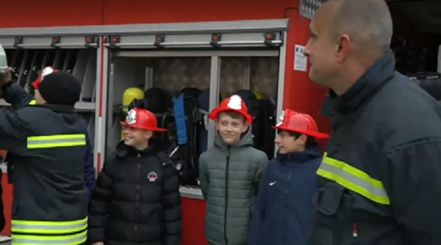 Пожарникари станаха Дядо Коледа в Русе