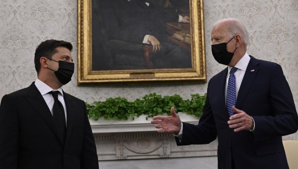 Зеленски хваща самолета за среща с Байдън във Вашингтон