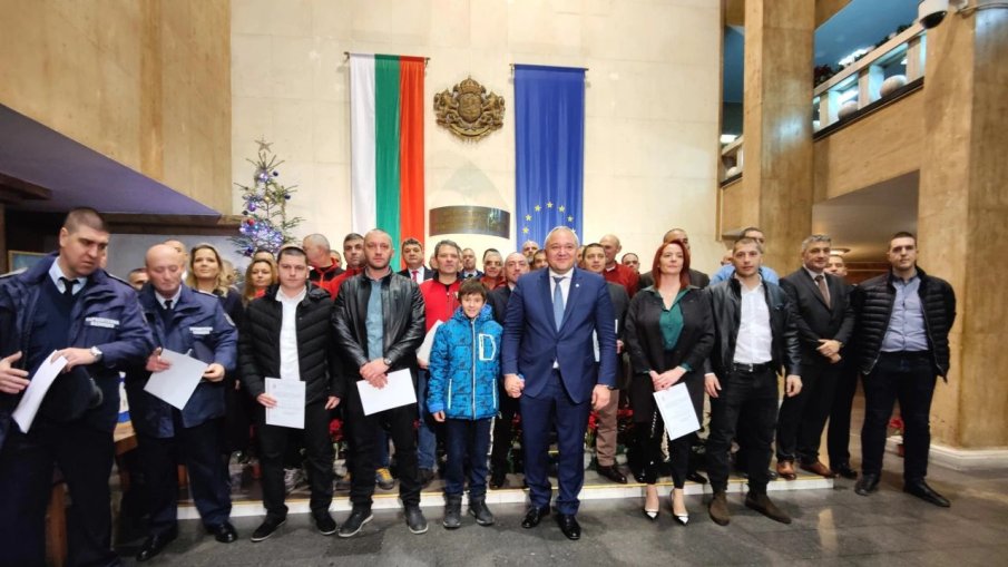 Сашко от Перник дойде с баща си в МВР за награждаването на спасителите си